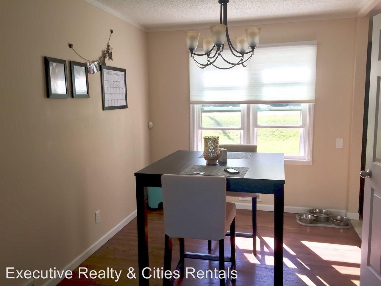 674 37th Ave NE - Photo 3 of 15