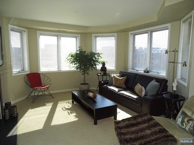 605 Penn St #PH5 - Photo 2 of 22