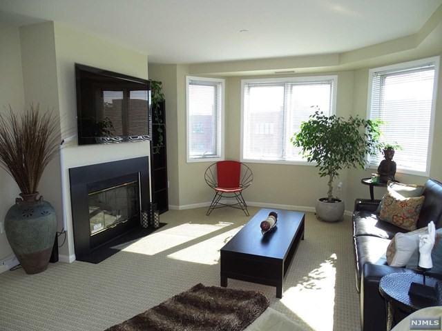 605 Penn St #PH5 - Photo 3 of 22