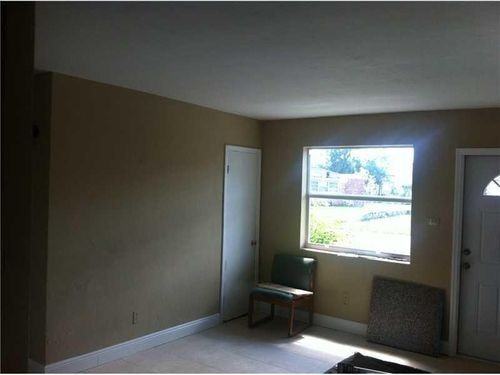 2305 NW 15th Ct - Photo 2 of 7