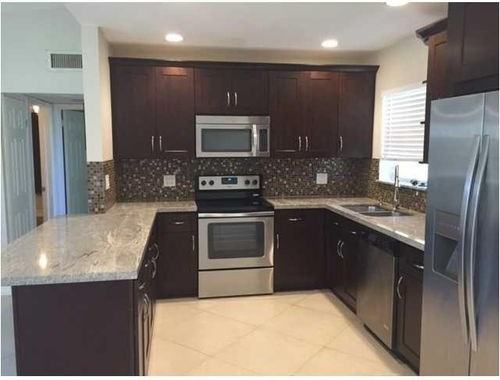 1020 SW 44th Ave - Photo 2 of 6