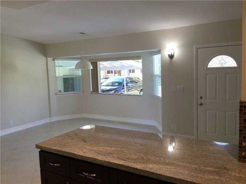 1020 SW 44th Ave - Photo 3 of 6
