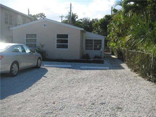 2105 SE 4th Ave #REAR - Photo 2 of 8