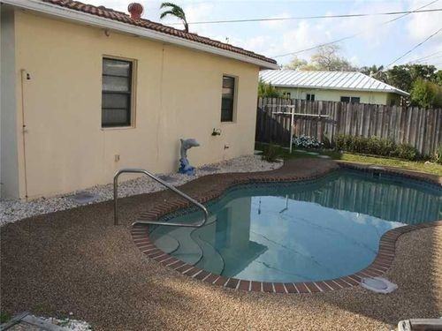 608 S Riverside Dr - Photo 3 of 7