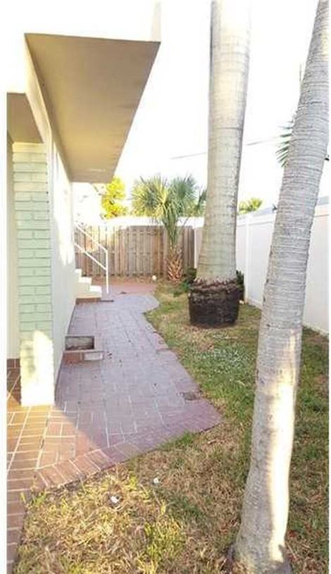 220 SE 12th Ave #1 - Photo 3 of 8