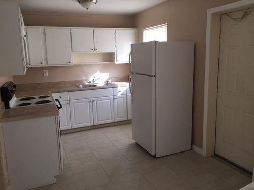 371 W 18th St - Photo 2 of 7