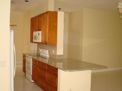 104 S Hampton Dr - Photo 3 of 7