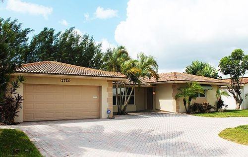 2720 NE 56th Ct - Photo 2 of 8