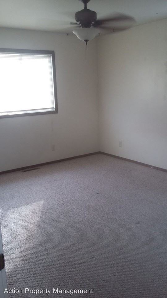 105 E 11th St - Photo 3 of 4