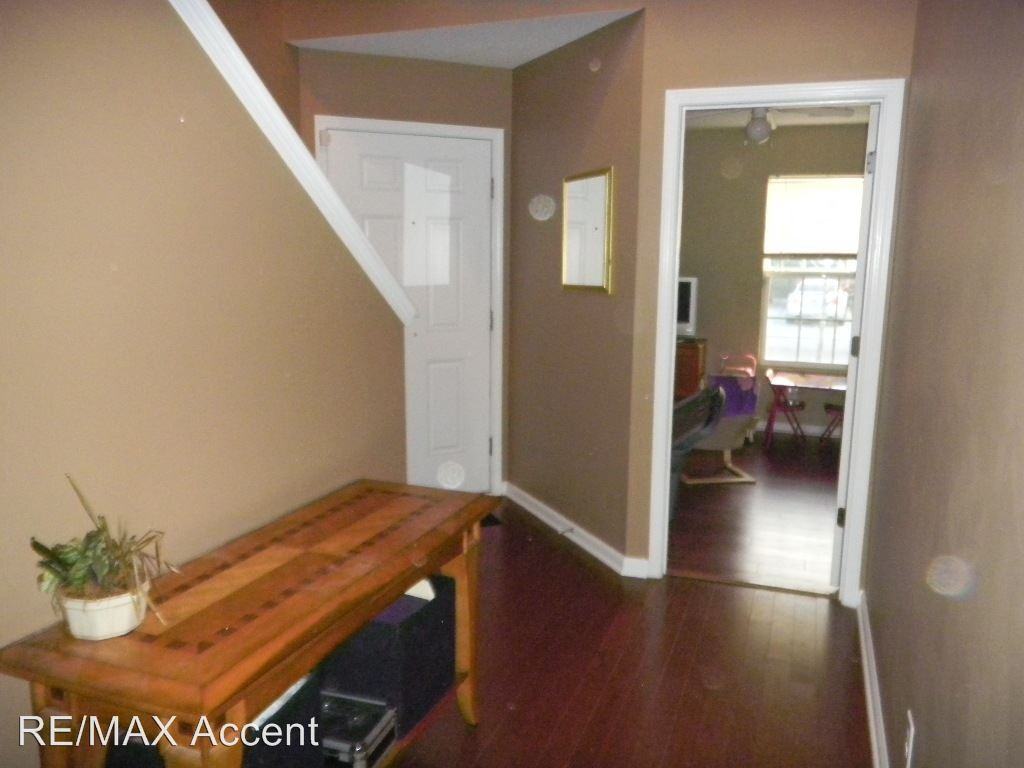 201 Bender St - Photo 3 of 20