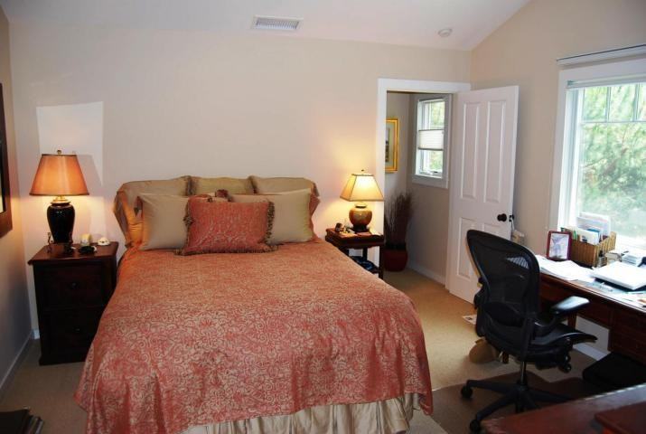 733 Bath St - Photo 2 of 8