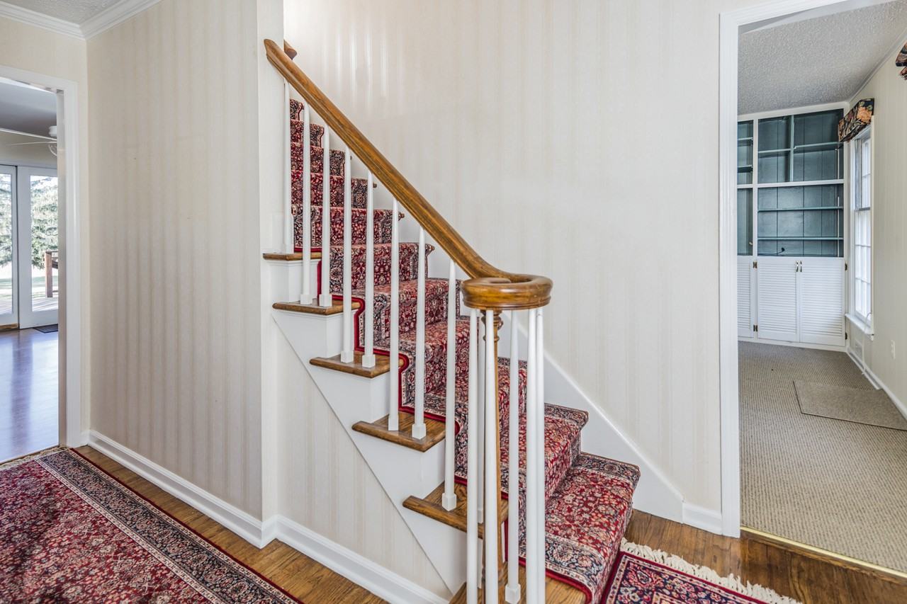 566 River Rd - Photo 3 of 37