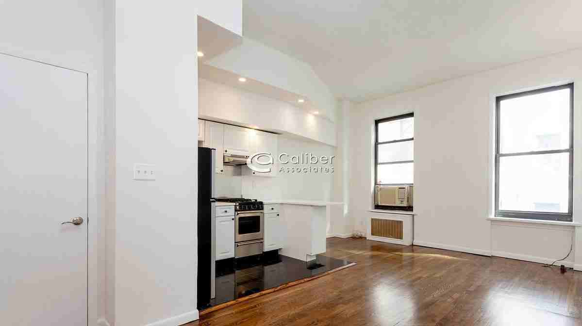 W 16th St #3R