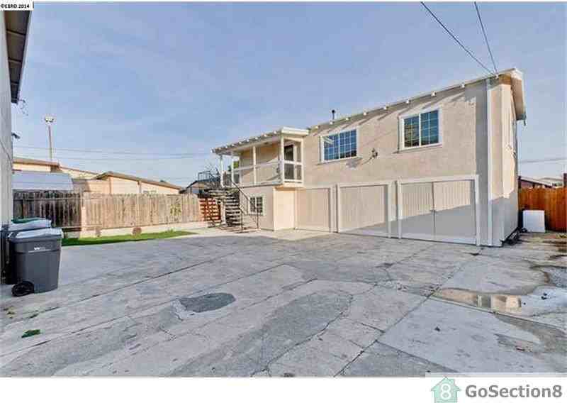 1136 69th Ave - Photo 2 of 11