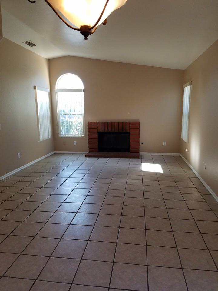 653 Carmen Dr - Photo 2 of 5