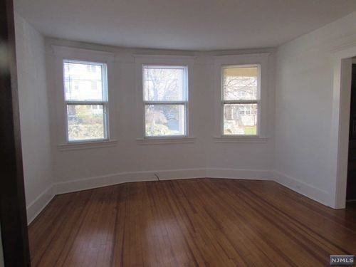 332 Mortimer Ave - Photo 3 of 8