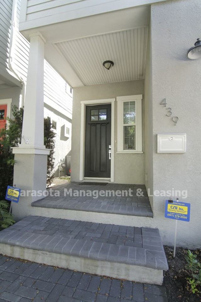 439 S Osprey Ave - Photo 2 of 26