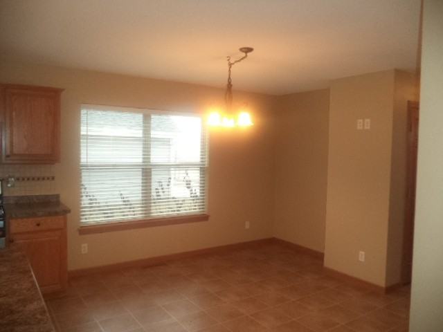 561 Yosemite Ave - Photo 3 of 19