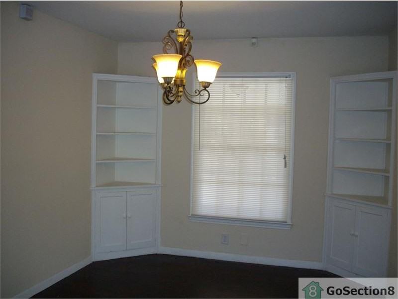 215 S Hampton Rd - Photo 2 of 5