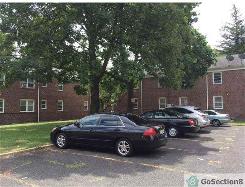 585 Thomas St - Photo 2 of 10