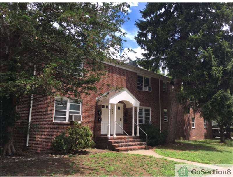 585 Thomas St - Photo 3 of 10