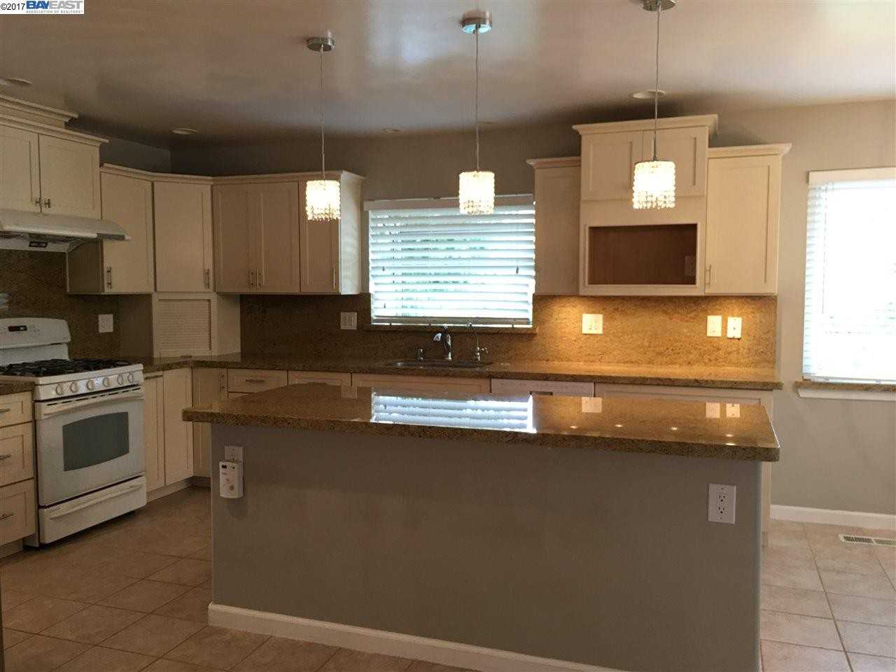 1735 Skyview Dr - Photo 3 of 29