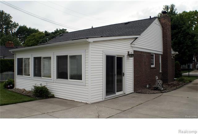 1725 Birchcrest Dr - Photo 3 of 12