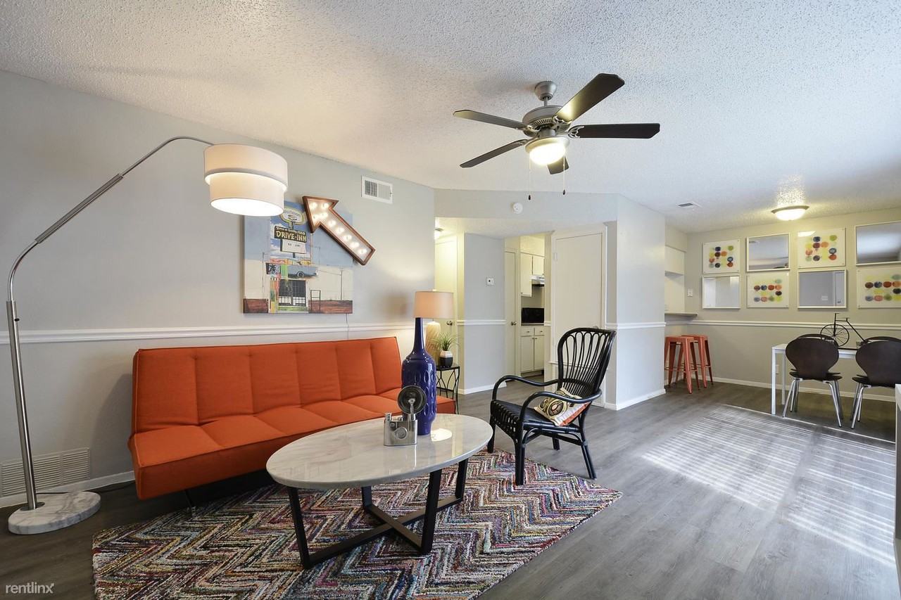 1304 Summit St - Photo 2 of 18