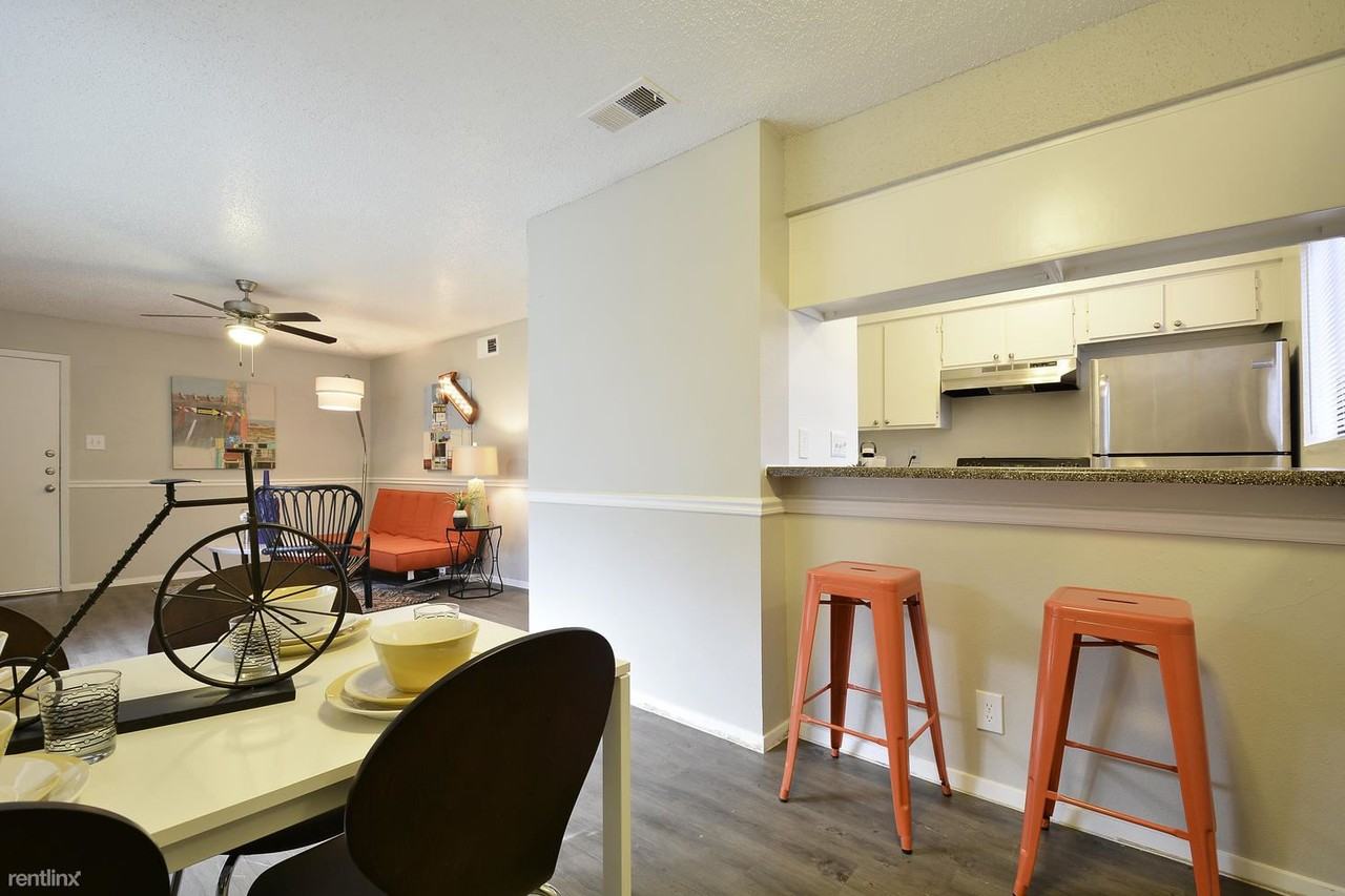 1304 Summit St - Photo 3 of 18