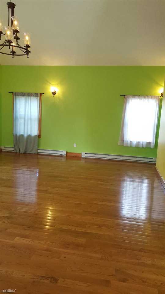 321 Summer St - Photo 2 of 4