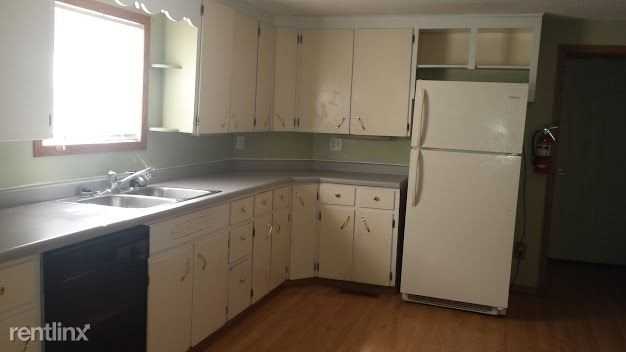 301 Leonard Ave - Photo 3 of 10