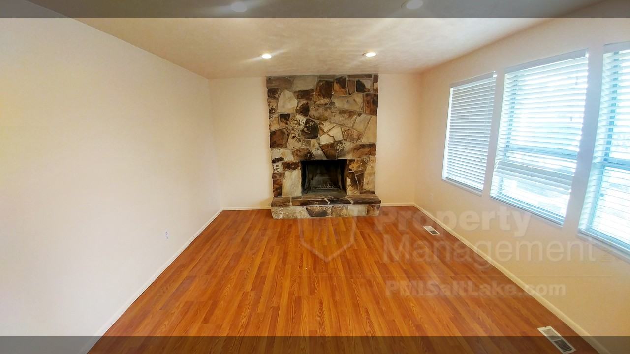 4055 Severn Cir - Photo 3 of 37