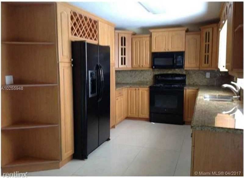 9560 SW 11th St - Photo 2 of 4