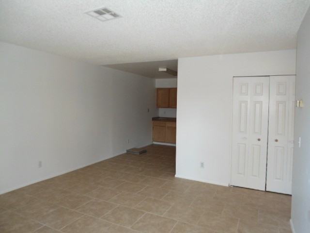 2136 Chertsey Dr - Photo 2 of 6
