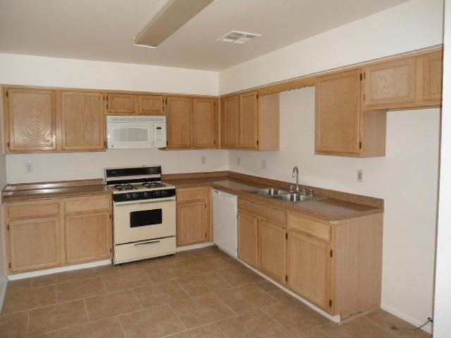 2136 Chertsey Dr - Photo 3 of 6