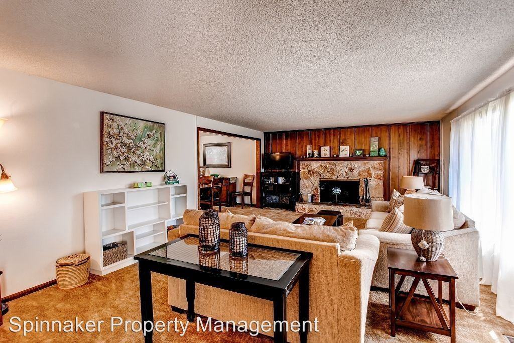 1023 Panorama Dr - Photo 3 of 24