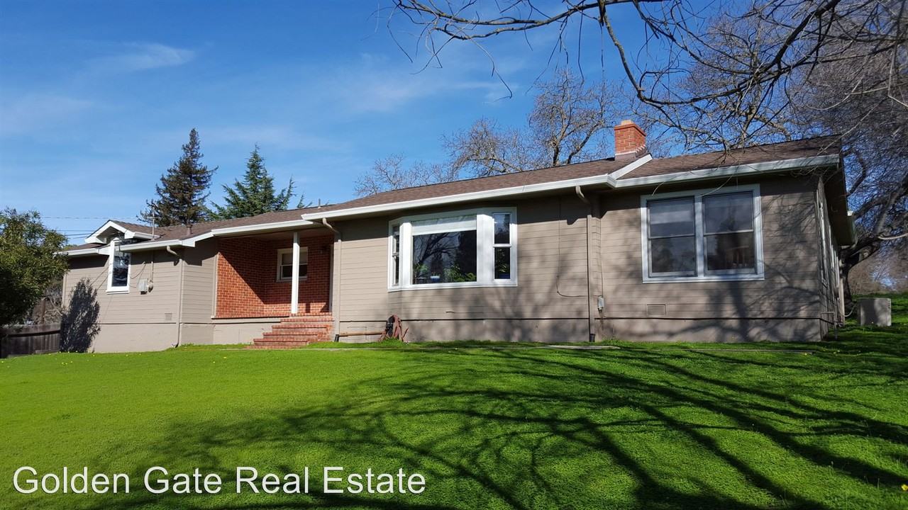 2216 Blackwood Dr - Photo 2 of 13