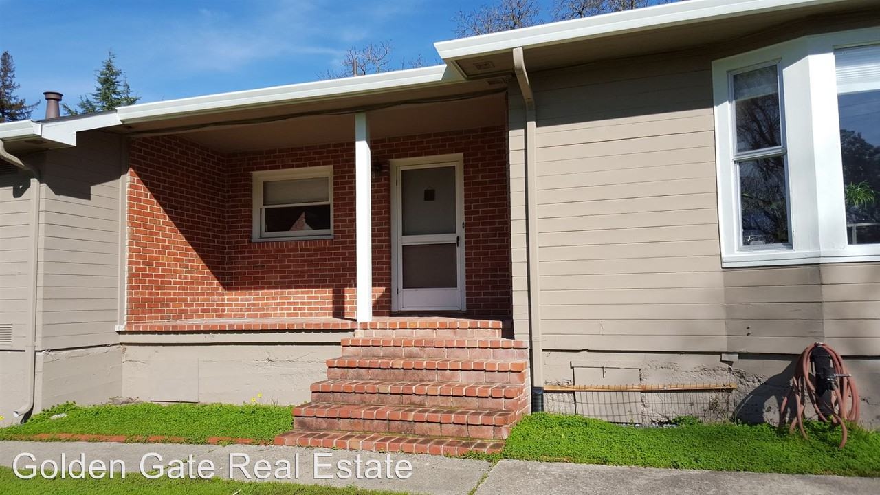 2216 Blackwood Dr - Photo 3 of 13