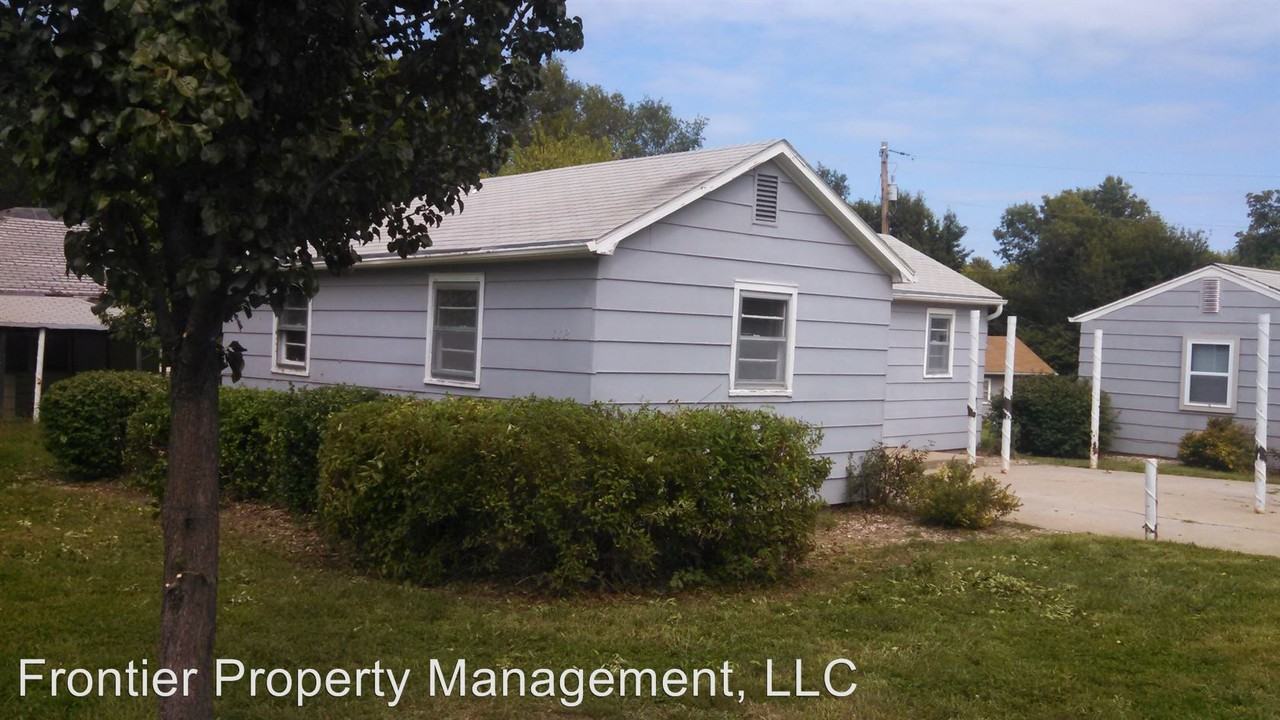 112 S Riley St - Photo 2 of 8