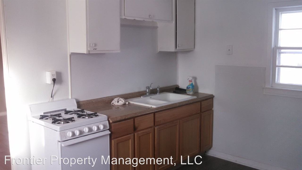 112 S Riley St - Photo 3 of 8