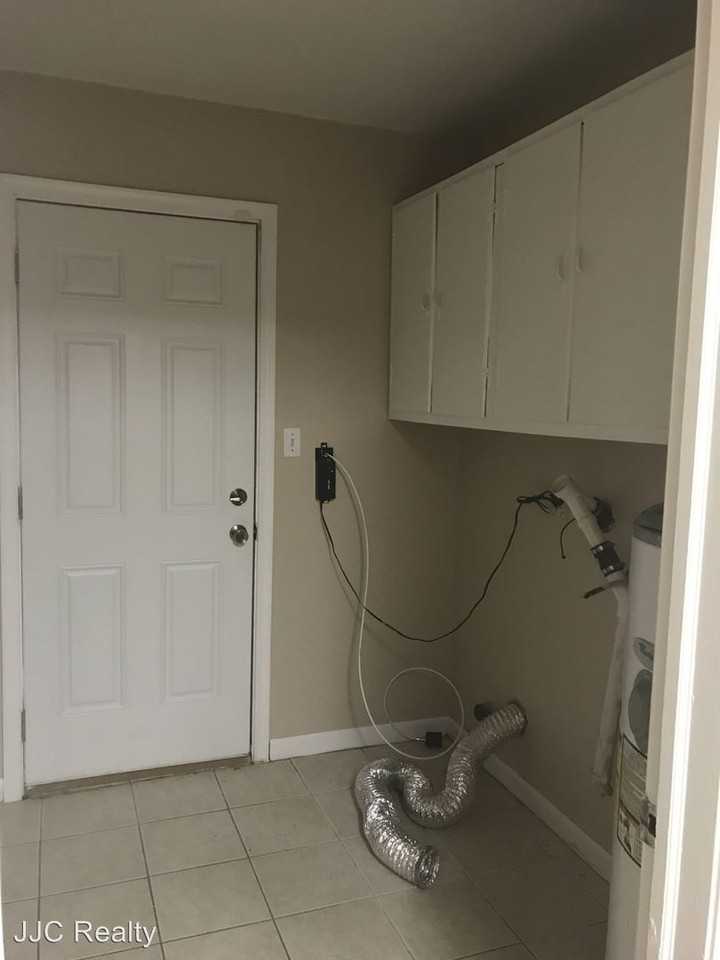 120 Maxwell Ln - Photo 3 of 10