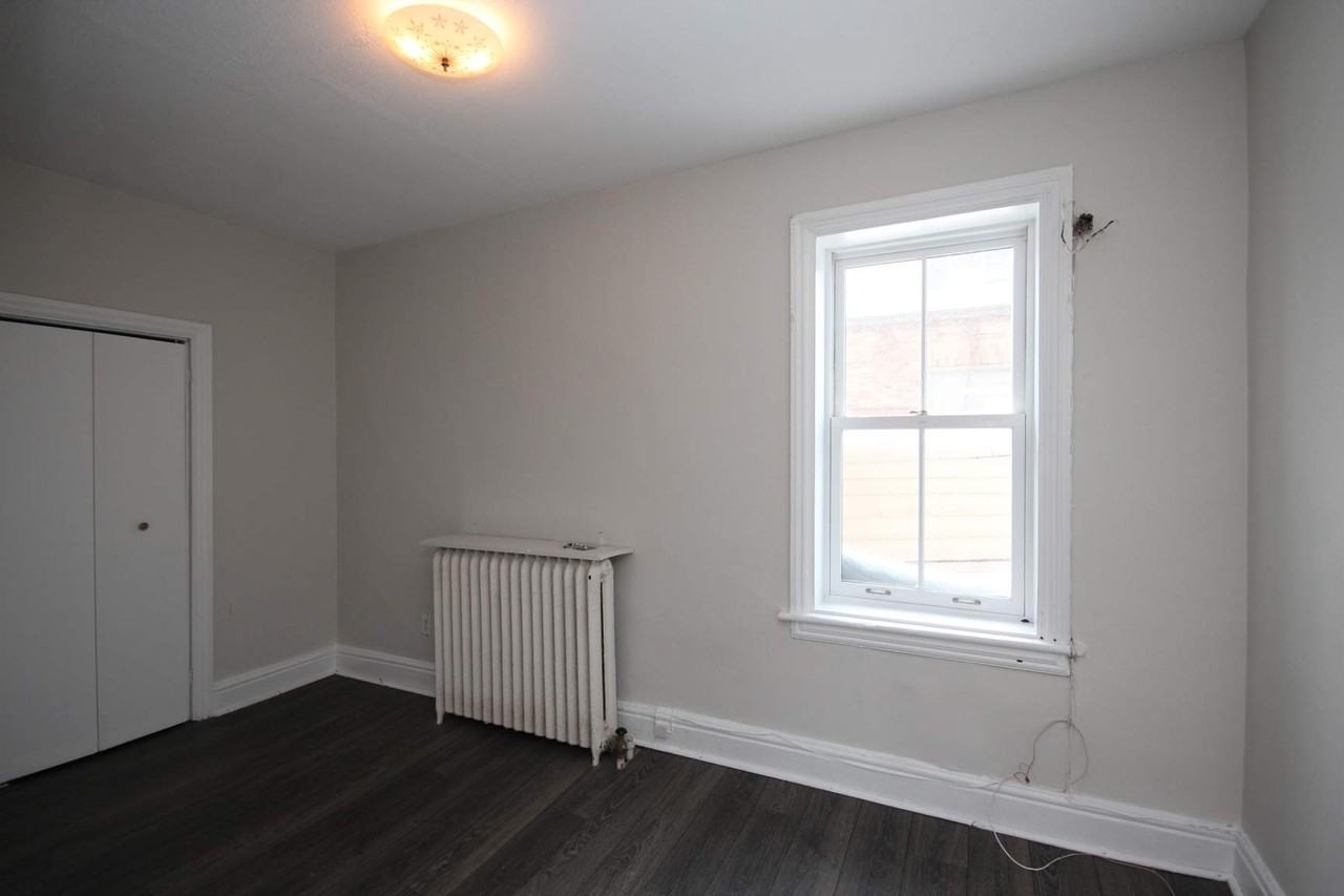 202 Queen St - Photo 2 of 5