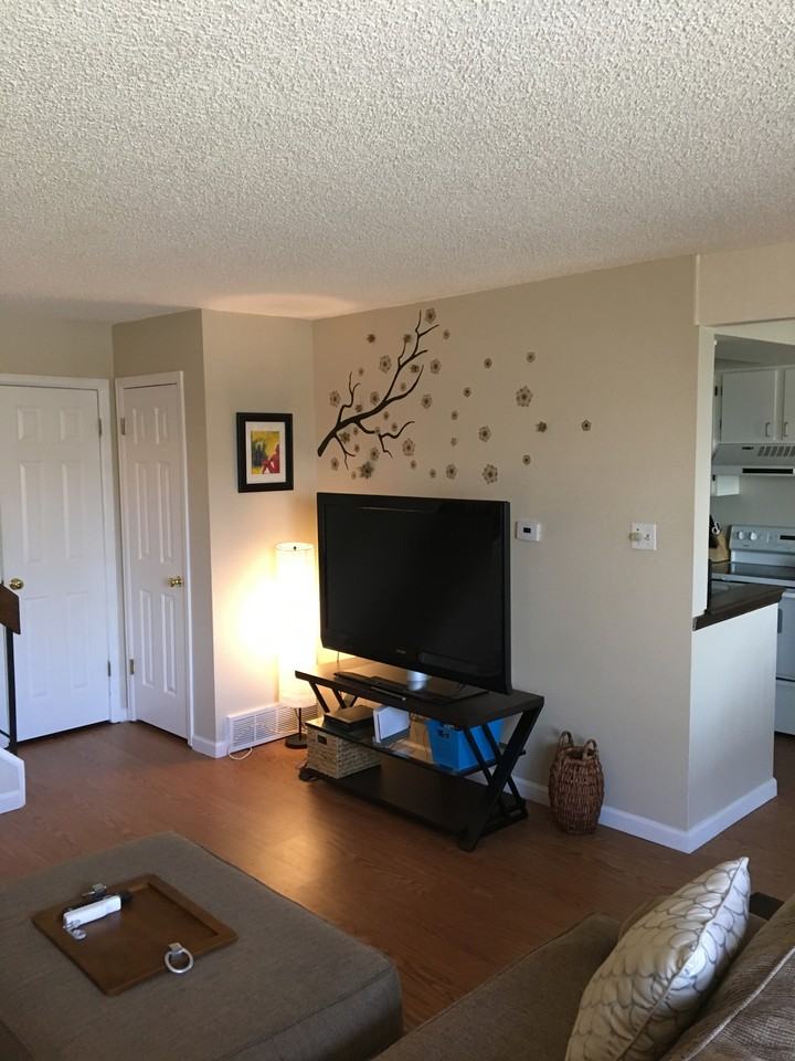 1121 Monroe Dr - Photo 3 of 9