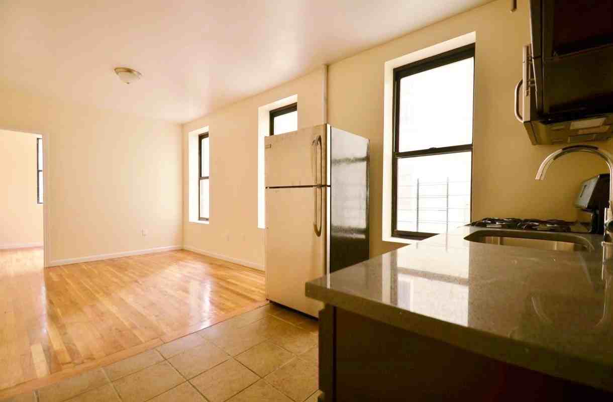 Broadway & W 137th St