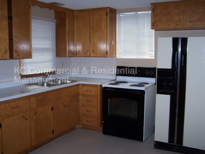 3711 Riverside Dr - Photo 3 of 12