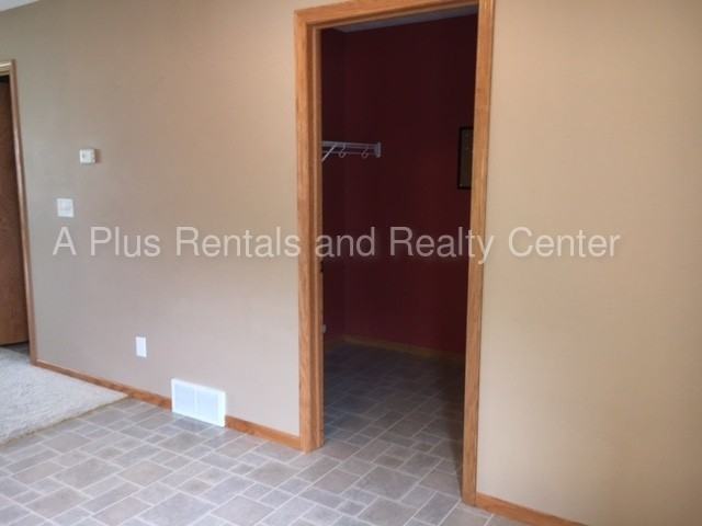 322 Scott Pl - Photo 3 of 15