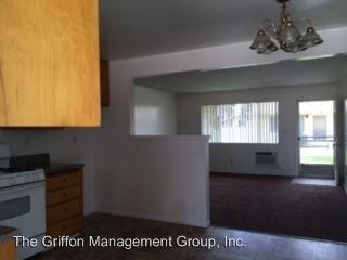 885 E 7th St - Photo 3 of 7