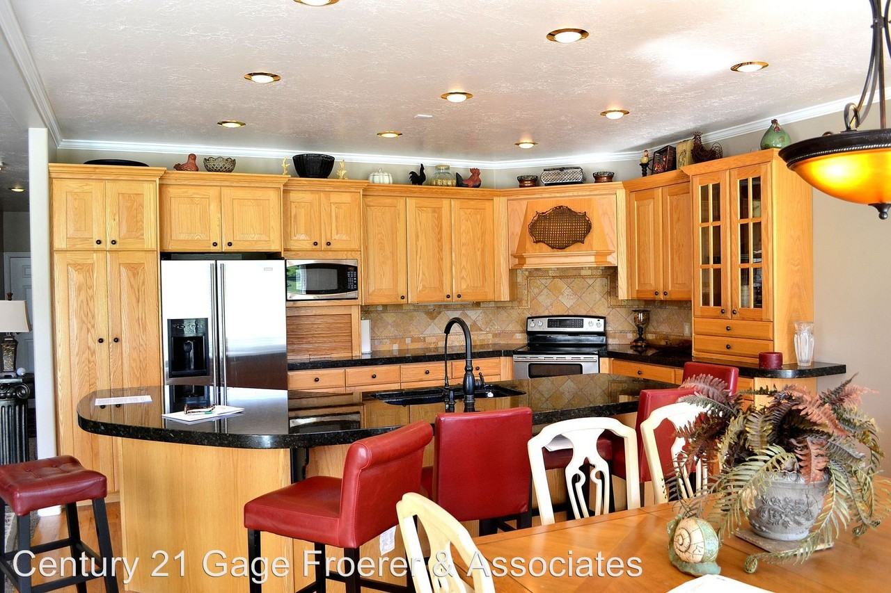34 Hillsborough Dr - Photo 3 of 26