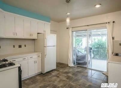 126 Holland Ave - Photo 3 of 11