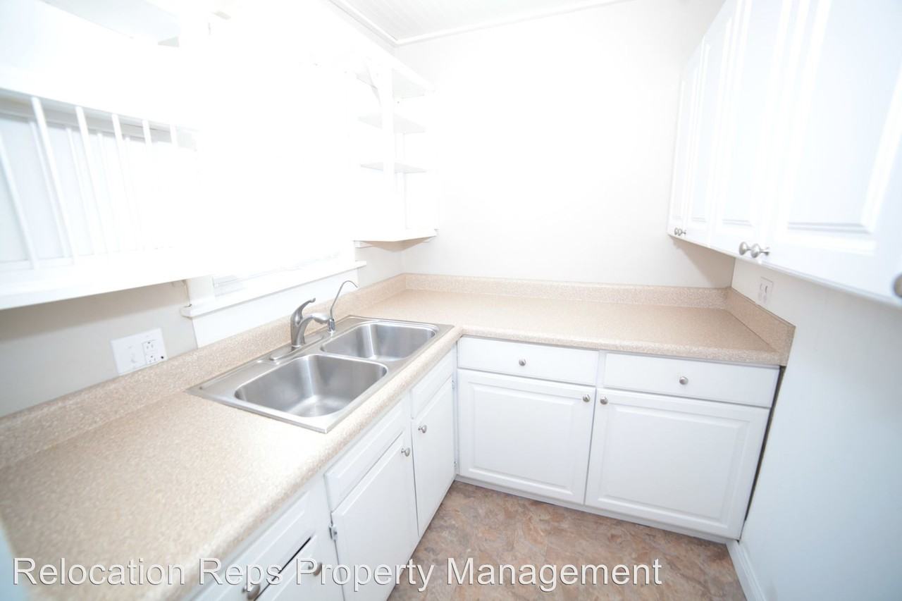 930 24th St - Photo 3 of 12